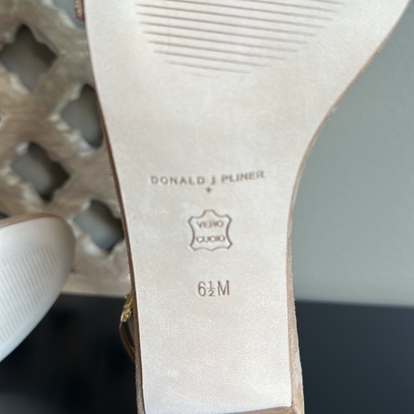 Donald J Pliner natural suede/patent sandal - Picture 5 of 8